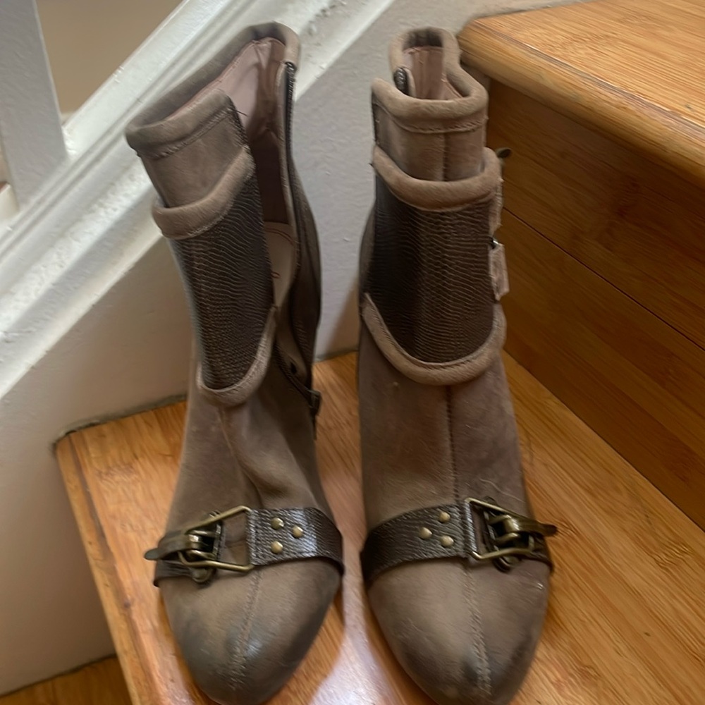 Short booties with latch, rustic details on the toes size 39 never been worn